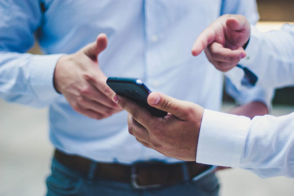 Discutiendo sobre un teléfono móvil
