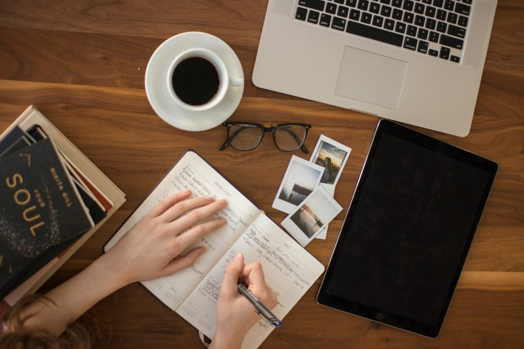 Escritorio con café y apuntes