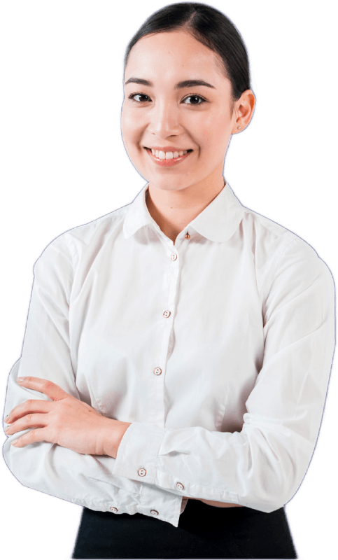 Mujer sonriente con camisa blanca