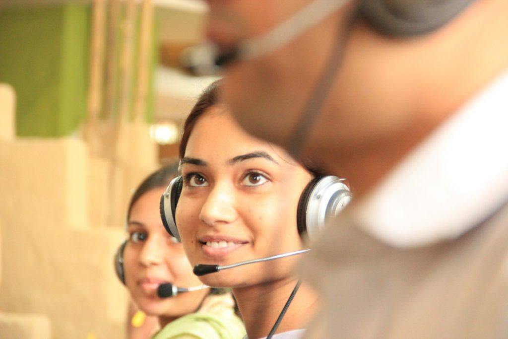 Personas con auriculares sonrientes