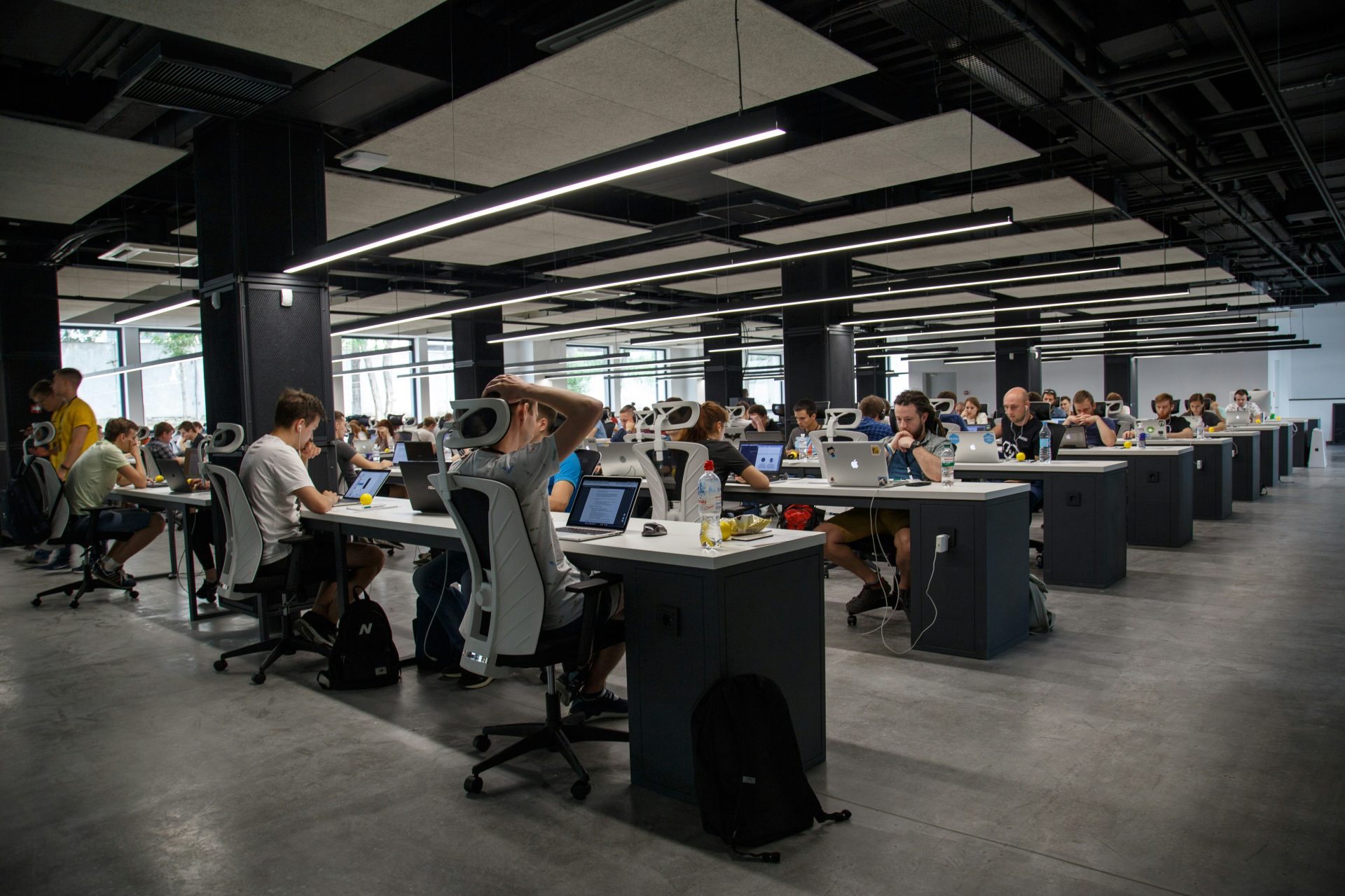 Oficina llena de personas trabajando