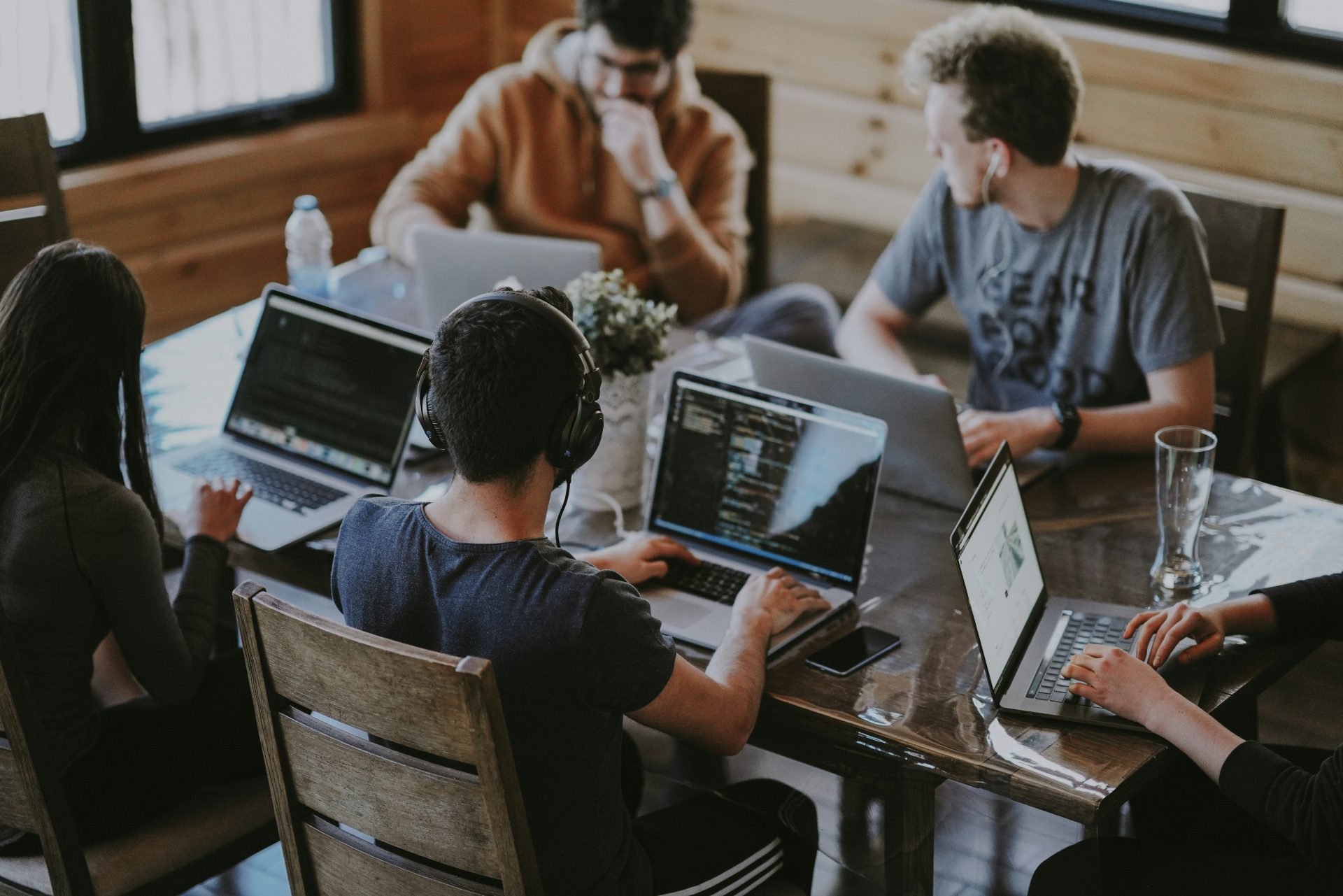 Personas trabajando con portátiles